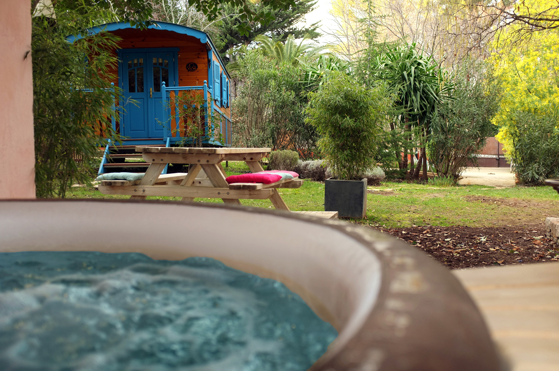 Jardin privatif, jacuzzi Jardin et parking privés dans un parc aux arbres centenaires. Espace jacuzzi et bar extérieur couvert