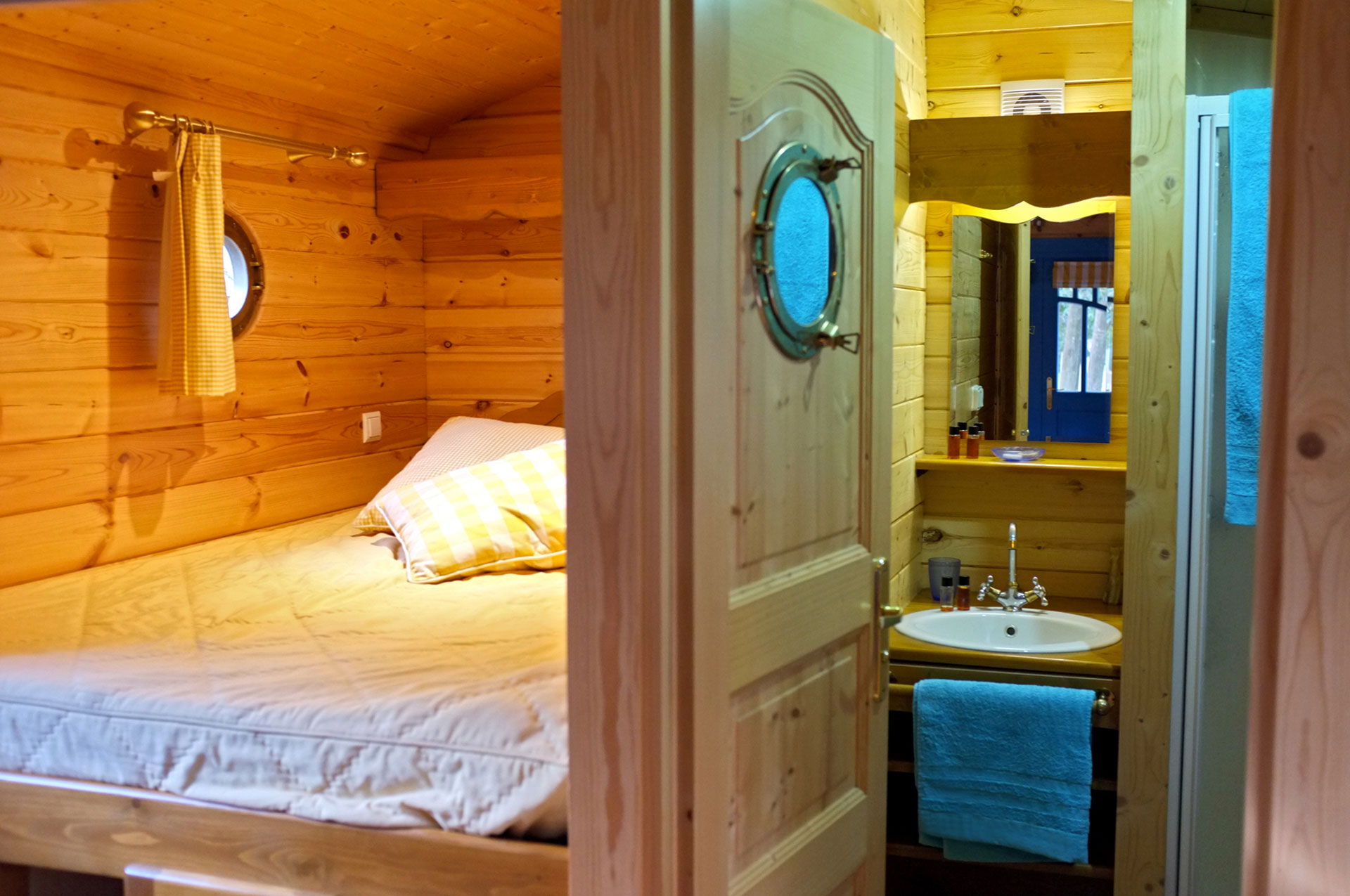 Salle de douche, lit double et 2 lits simples 3 couchages de qualité, litterie et linge fournis. Salle de douche, vasque et toillette